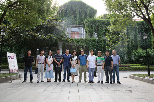 南京市初高中与职业院校美术教学衔接研讨会的全体与会教师合影留念 南京市初高中与职业院校美术教学衔接研讨会的全体与会教师合影留念