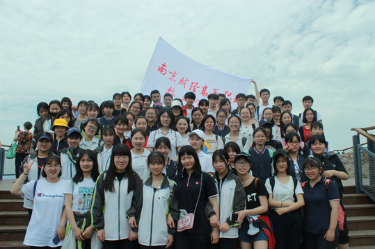 全体学生干部在山顶公园拍摄了第一张全校学生干部的“全家福”