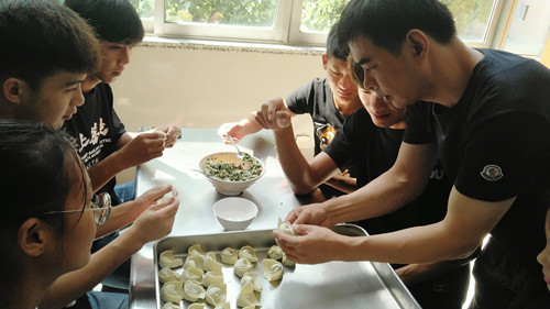 老师教起家务来也很在行