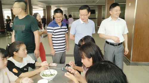 “大家长们”与我们一起过节